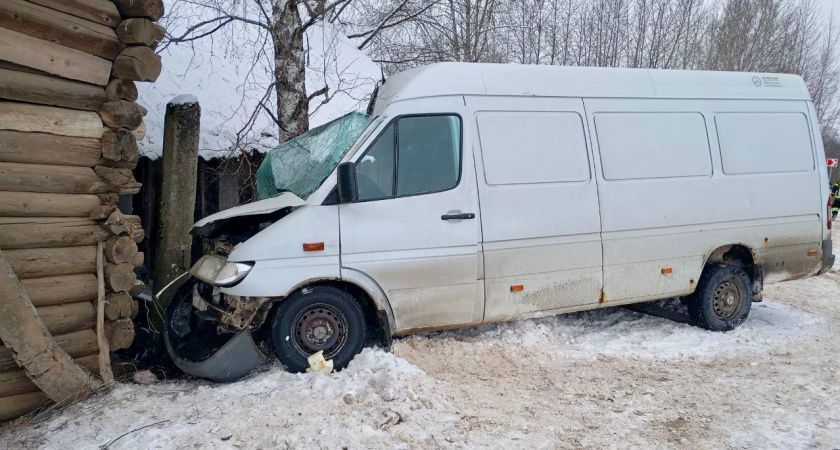 В Тверской области микроавтобус влетел в жилой дом: есть пострадавшие