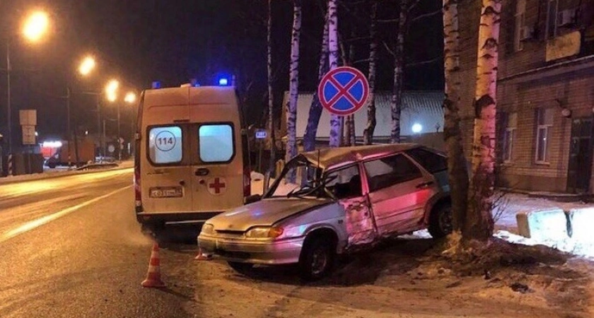 Фото к статье: Ночная авария под Вышним Волочком: водитель “четырнадцатой” врезался в дерево