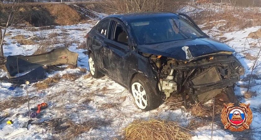 Фото к статье: В Тверской области Hyundai Solaris съехал в кювет: пострадал 76-летний водитель