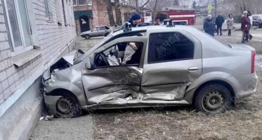 Фото к статье: В Тверской области автомобиль врезался в жилой дом после столкновения на дороге