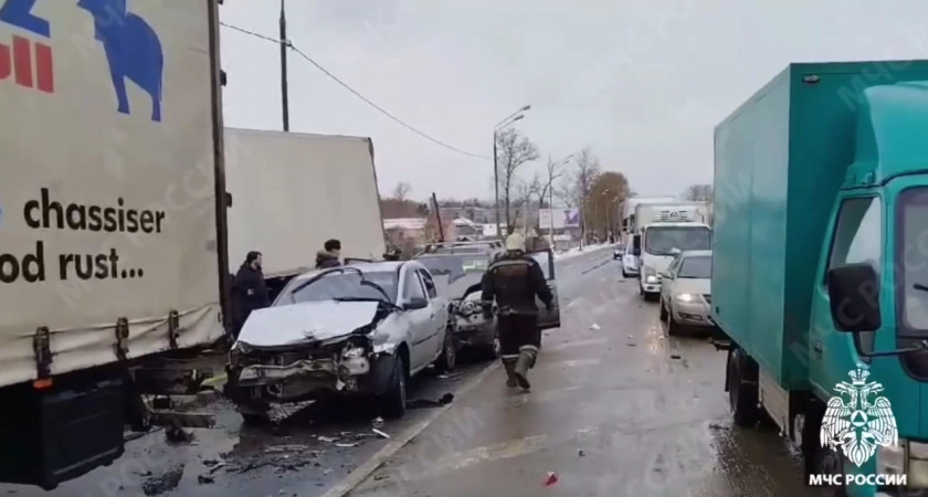 Фото к статье: В Тверской области произошло массовое ДТП с шестью автомобилями