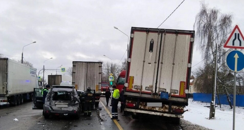 В Тверской области произошла массовая авария с участием пяти автомобилей