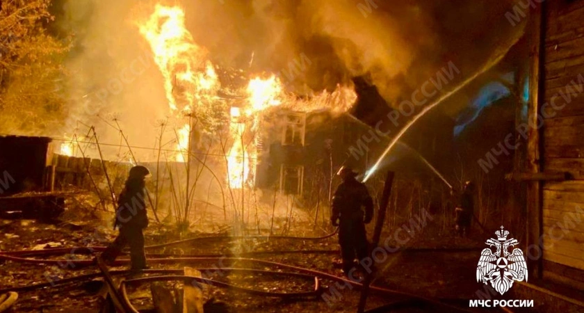 Фото к статье: Ночной пожар в Бежецке: оперативные действия спасателей помогли спасти троих, двое в больнице