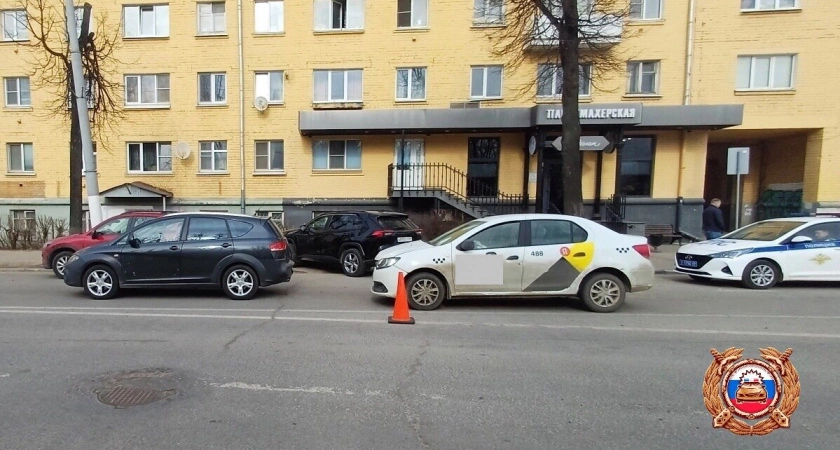 Фото к статье: Аварийность за 10 марта: в Твери столкнулись два автомобиля, пострадала пассажирка