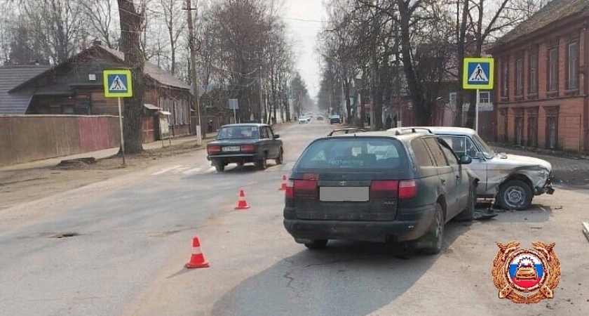 Фото к статье: ДТП в Осташкове: водитель «ВАЗ 2106» не уступил дорогу и спровоцировал аварию
