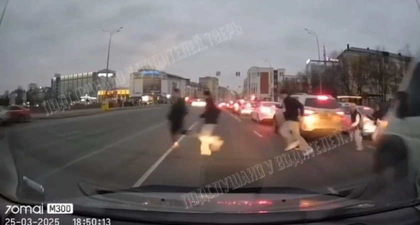 Фото к статье: В Твери группа детей выбежала под колеса автомобилю: инцидент у ТЦ "Олимп" (видео)
