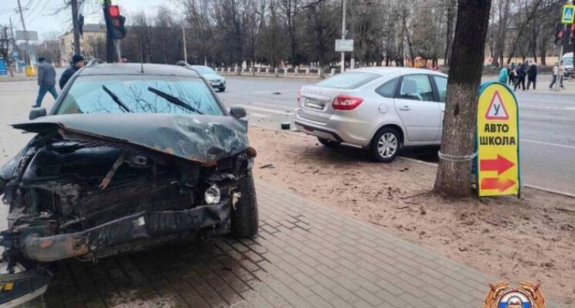 При ДТП автомобиль вылетел на тротуар в Твери