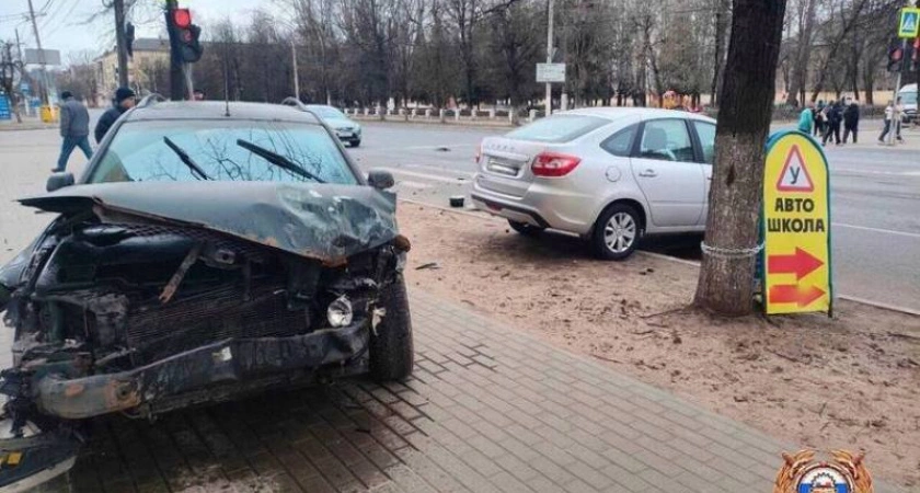 Фото к статье: При ДТП автомобиль вылетел на тротуар в Твери