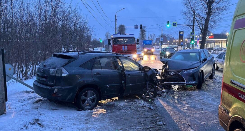 В Твери столкнулись два Lexus — пострадала 7-летняя девочка