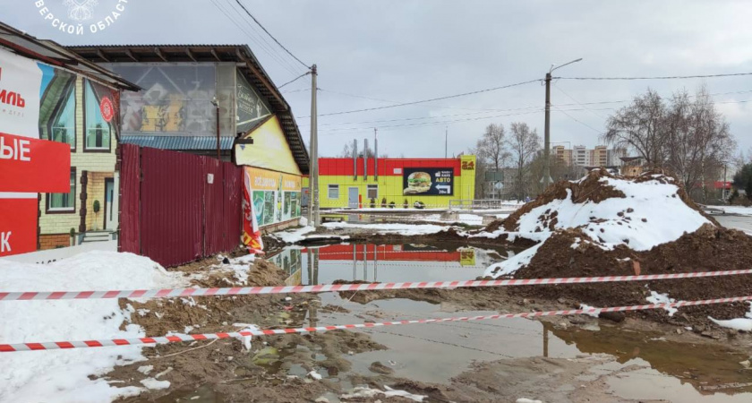 Прокуратура начала проверку по факту гибели мужчины, упавшего в яму с водой в Конаково