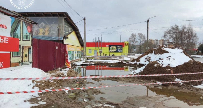 Фото к статье: Прокуратура начала проверку по факту гибели мужчины, упавшего в яму с водой в Конаково