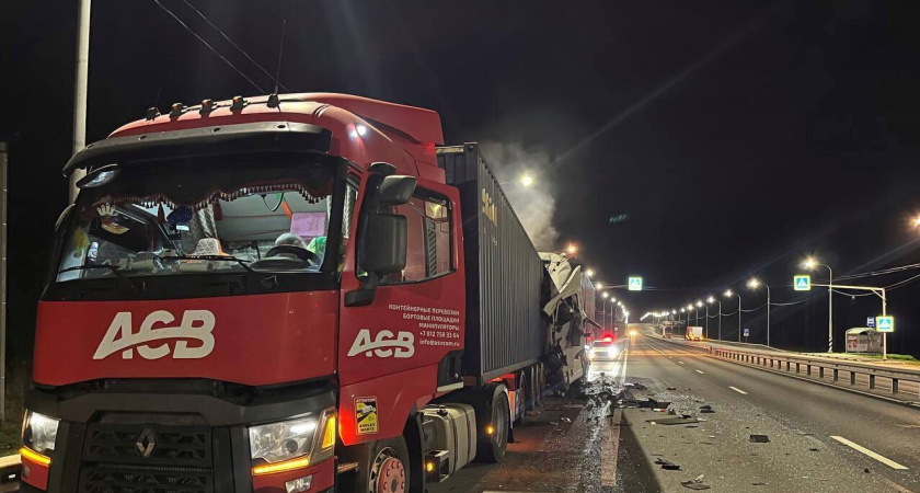 На трассе М-10 под Вышним Волочком в ДТП погиб водитель Volvo