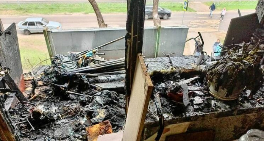 Фото к статье: Из-за пожара на балконе в Удомле эвакуировали десять человек: причина — замыкание светильника