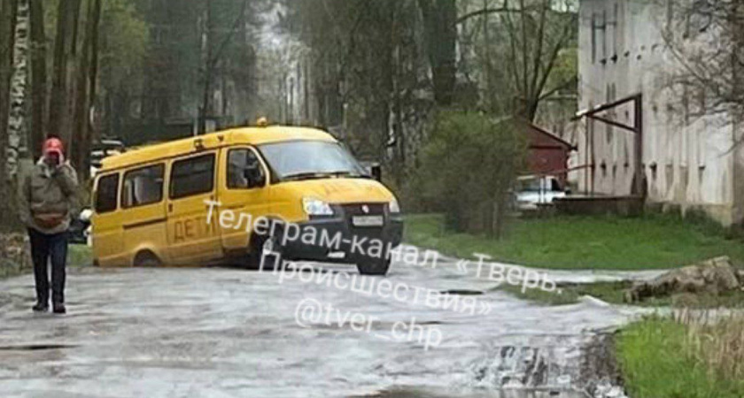 В Тверской области за день провалились две машины — в ямы ушёл даже детский автобус