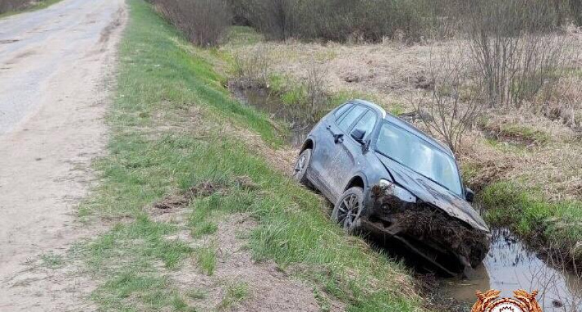 В Тверской области BMW пытался обогнать «газель» и улетел в кювет: пострадал ребёнок