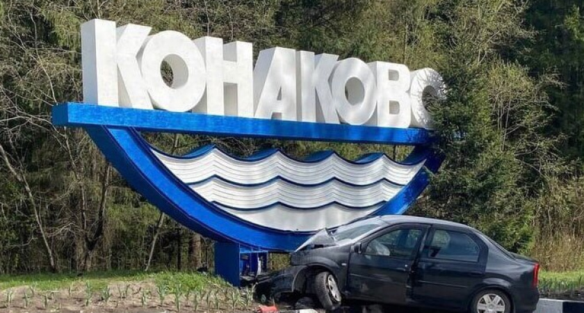 В Конаковском районе Рено Логан врезался в стелу: погибла пассажирка
