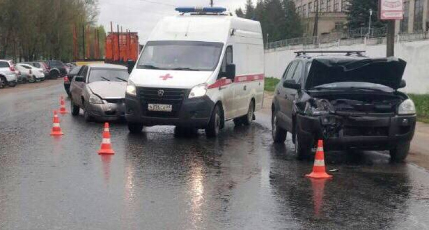 В Торжке ВАЗ выехал на главную и столкнулся с Hyundai — один человек пострадал