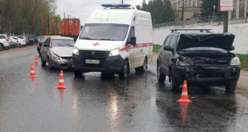 Фото к статье: В Торжке ВАЗ выехал на главную и столкнулся с Hyundai — один человек пострадал