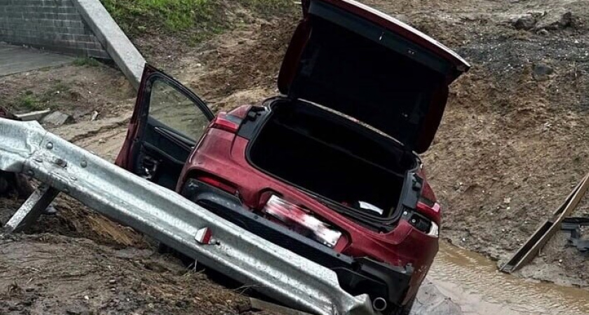 На трассе М-11 в Тверской области BMW вылетел в кювет — водитель пострадал
