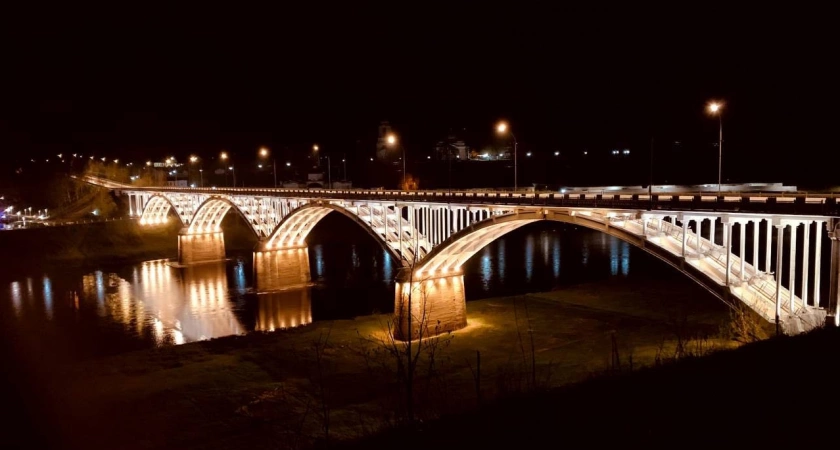 Фото к статье: Мост через Волгу в Старице засиял: в городе установили художественную подсветку
