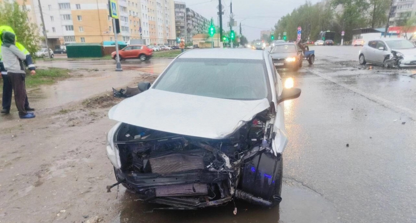 В Твери женщина на Nissan Leaf проехала на красный — пострадал другой водитель