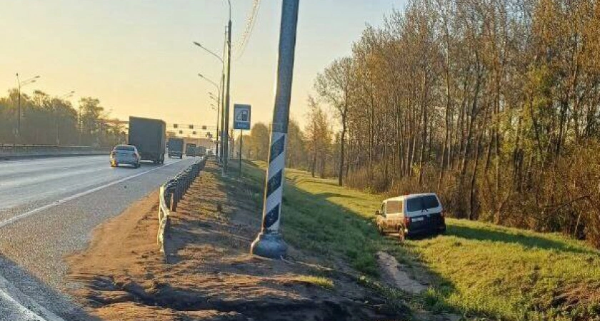 Фото к статье: На трассе М-10 под Тверью микроавтобус съехал в кювет: пострадали 8 человек, среди них ребёнок