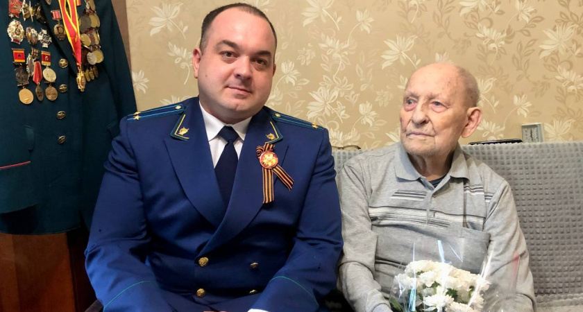 В Твери ветерана-блокадника Бориса Заполевского поздравили с Днём Победы