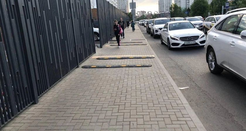 Фото к статье: В Твери предложили ограничить самокатчиков лежачими полицейскими: горожане разделились во мнениях