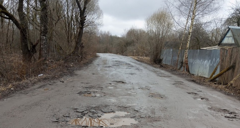 В Тверской области вновь жалуются на убитую дорогу: улица Центральная в Ржеве больше похожа на кратеры Луны