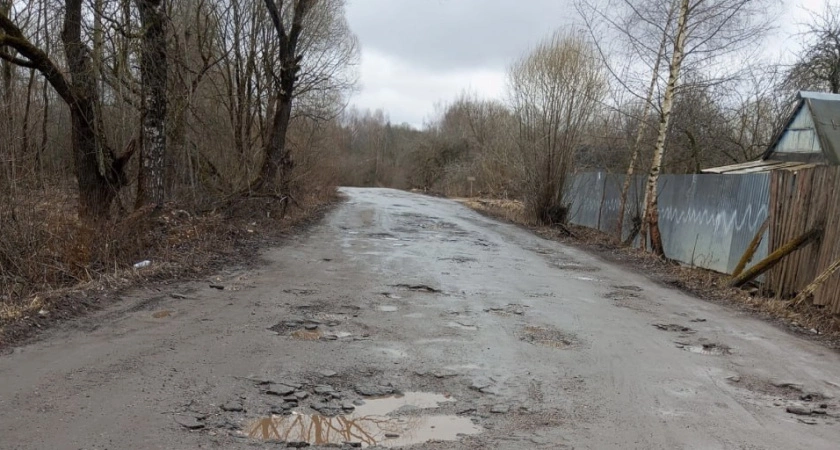 Фото к статье: В Тверской области вновь жалуются на убитую дорогу: улица Центральная в Ржеве больше похожа на кратеры Луны