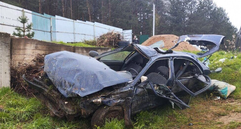 Фото к статье: В Зубцовском округе в аварии погиб водитель, трое пассажиров получили травмы
