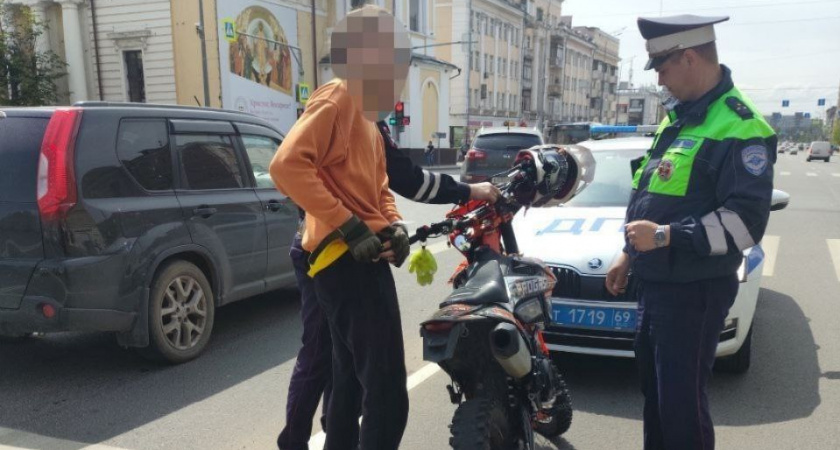 В центре Твери автоинспекторы задержали подростка на питбайке