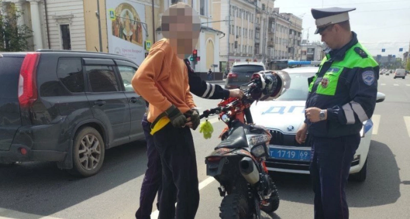 Фото к статье: В центре Твери автоинспекторы задержали подростка на питбайке