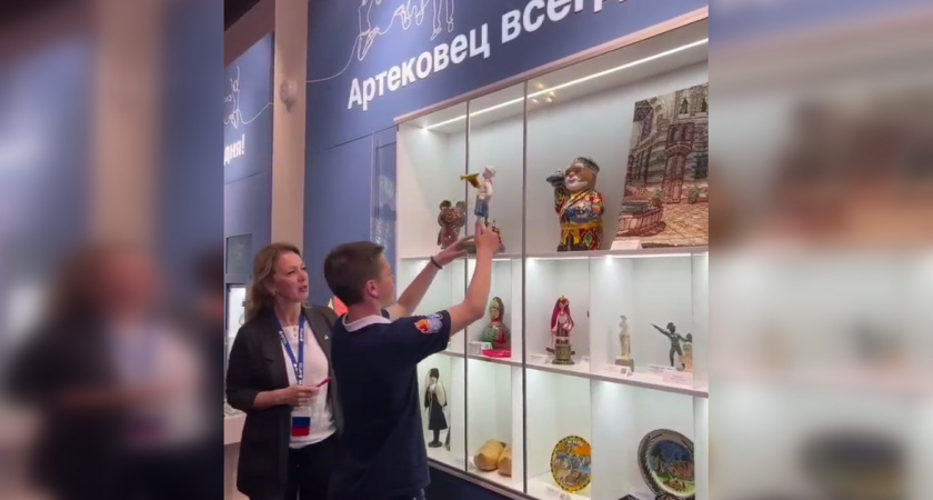Детский центр «Артек» к своему 100-летию получил фаянсовую статуэтку «Горнист» от Тверской области 
