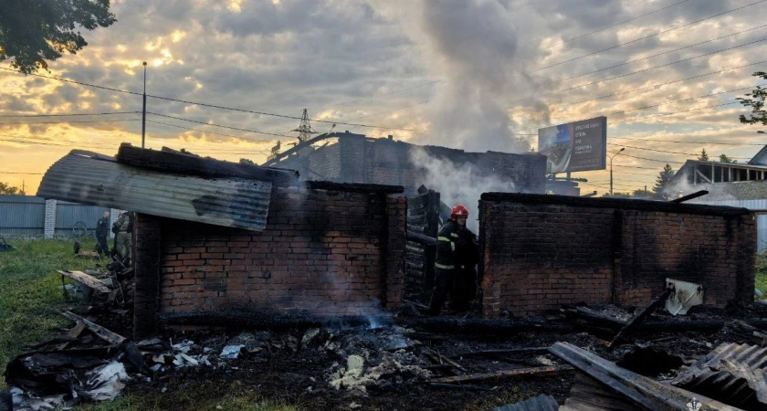 Фото к статье: Непотушенная сигарета привела к трагедии: в деревне Безбородово на пожаре погиб хозяин дома