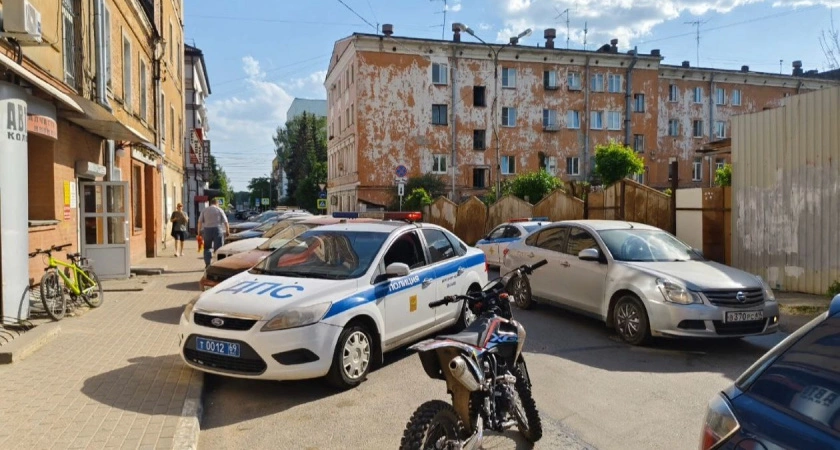 Фото к статье: Очередного несовершеннолетнего любителя езды на питбайке задержали в центре Твери сотрудники Госавтоинспекции