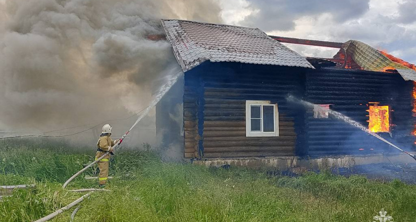 В Андреапольском округе пожарные боролись с возгоранием дачи до позднего вечера