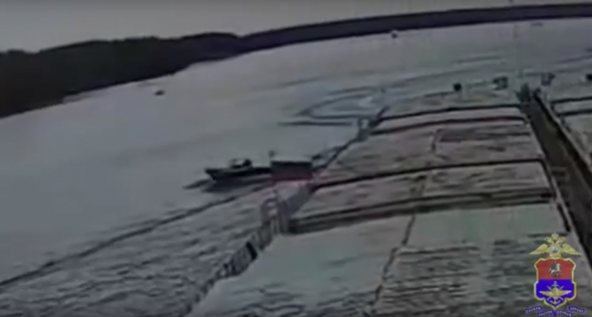 Опубликовано видео столкновения катера с баржей на Волге под Калязином