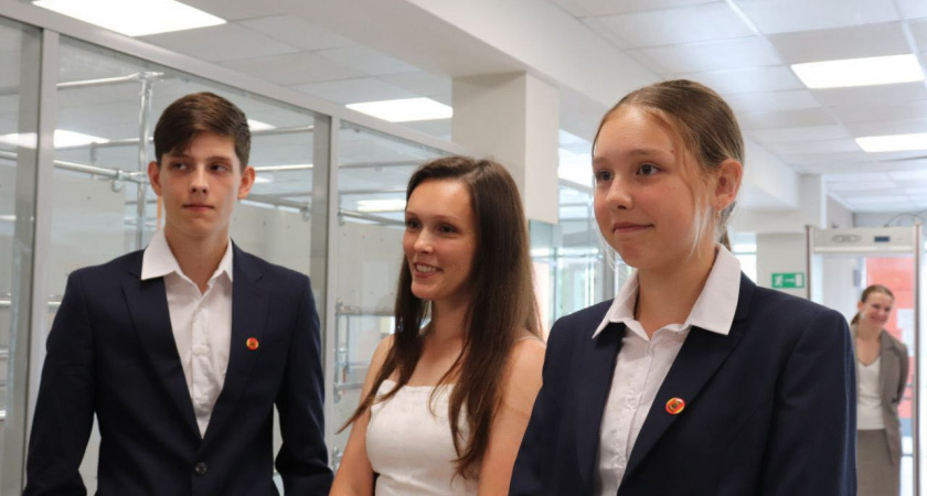 Тверские школы выдают бесплатные комплекты формы учащимся из многодетных семей