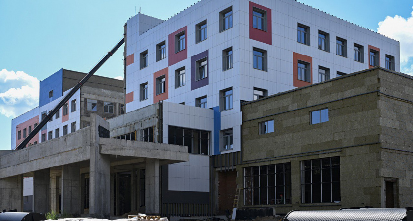 Строительство новой детской больницы в Твери почти закончено: идет монтаж кровли и фасада