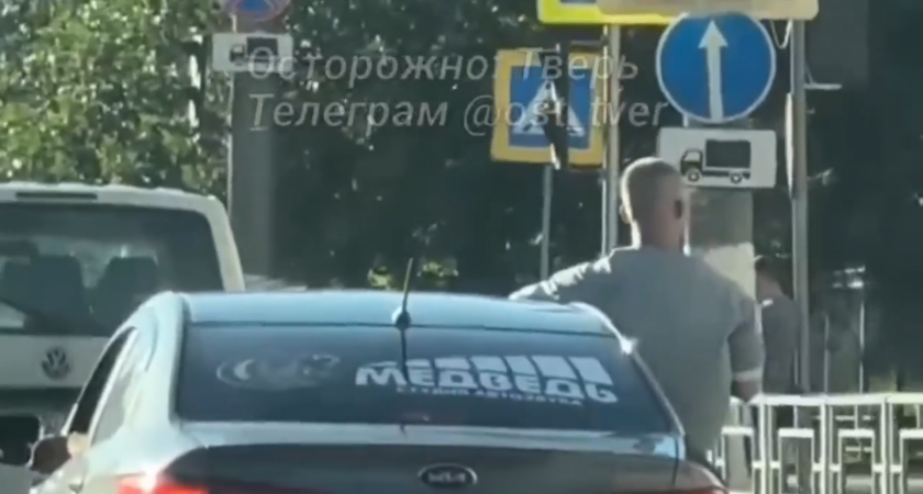 Не пристегнут и не в салоне: рискованная поездка в Твери обернулась наказанием