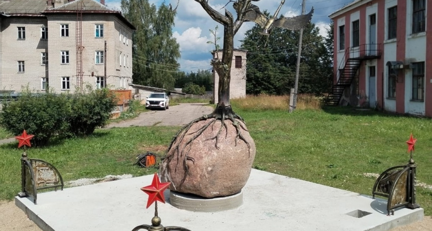 Тверской кузнец создал памятник неизвестному летчику-герою времен Великой Отечественной