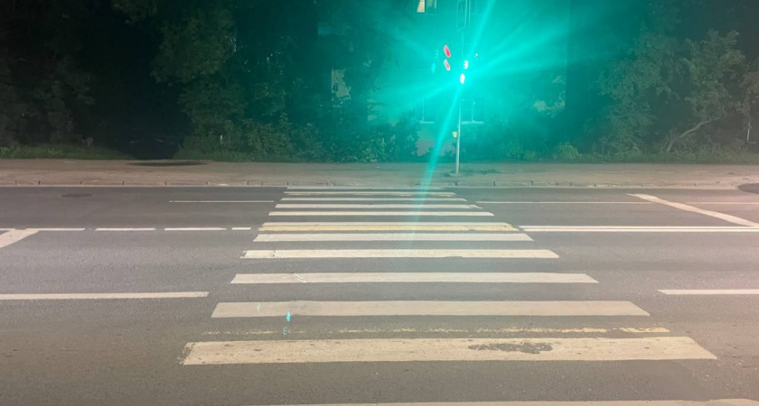 В Твери неизвестный водитель сбежал после того, как наехал на велосипедиста на красный свет
