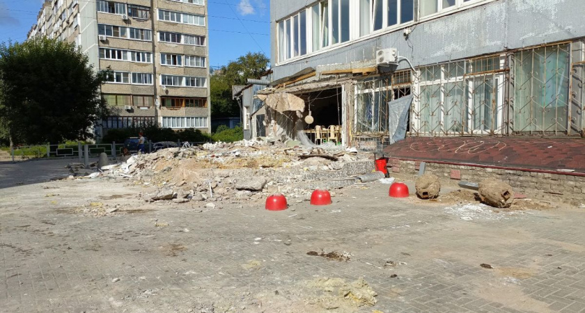 На месте снесенного самостроя в Твери остались руины и мебель