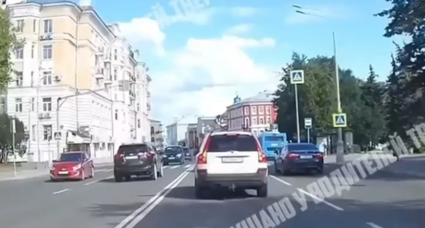 «Вижу цель, не вижу преград»: в тверских соцсетях активно обсуждают выезд автоледи прямо на встречную полосу