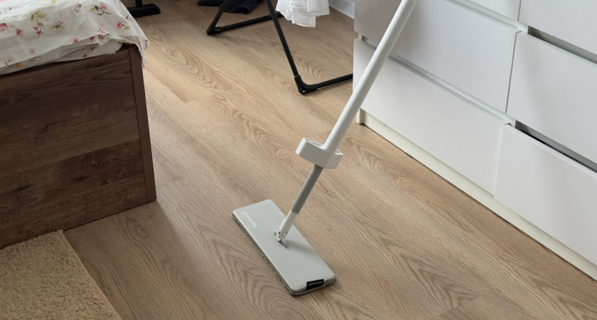 Начала мыть полы водой с солью — и вся семья ощутила перемены: вот зачем это нужно