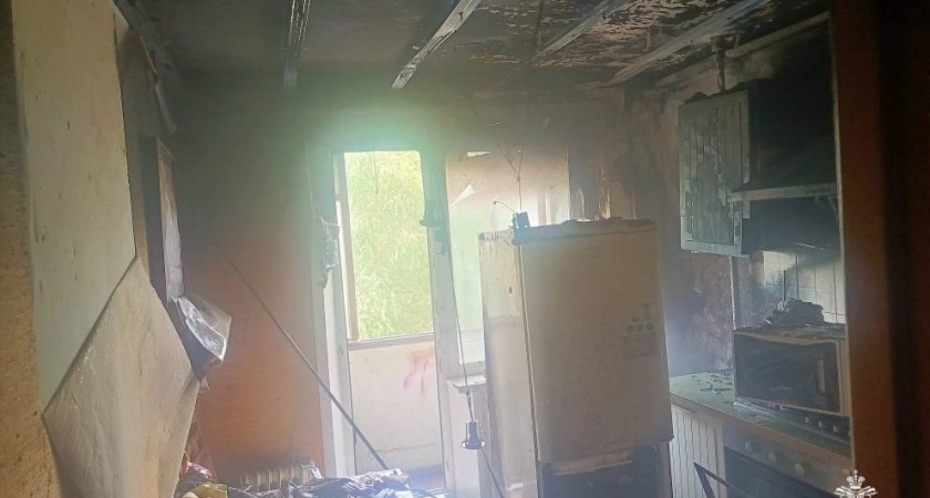 Жительницу Твери увезли из горящей квартиры в больницу