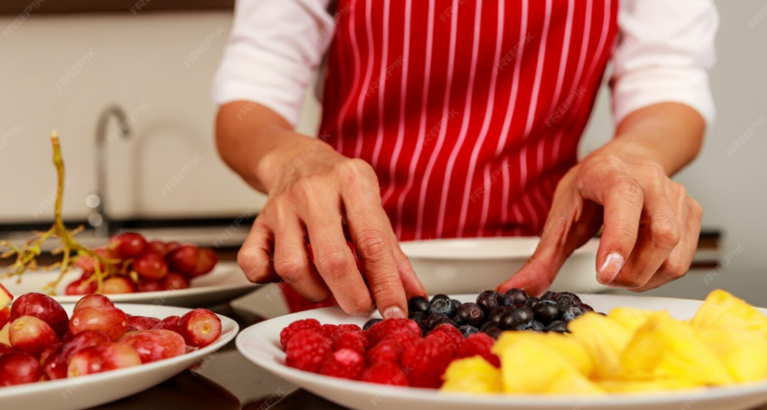 Вишню — пальцами, банан — вилкой: если соблюдать эти 8 правил этикета, стыдно не будет