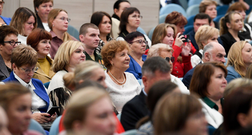 Тверские учителя получат выплаты к 1 сентября: 10 тысяч рублей педагогам, 5 тысяч — другим сотрудникам