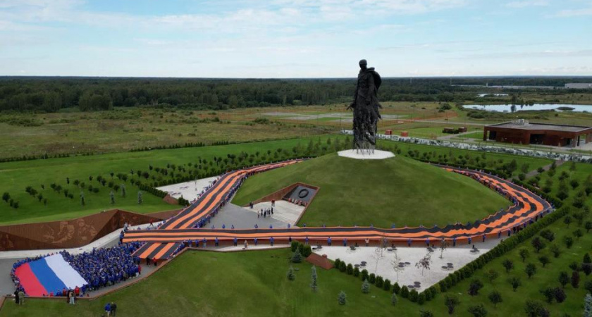 Патриотическая акция с гигантским триколором прошла во Ржеве